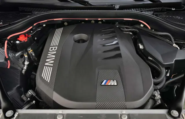 Comparativa del BMW X3 M50 vs. Audi SQ5. Motor BMW.