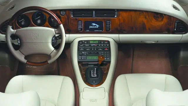 Salpicadero del Jaguar XK.
