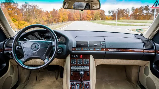 Salpicadero del Mercedes S600 W140.