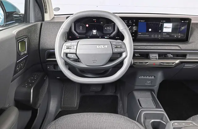 Cockpit ordenado y decentemente acabado, como ya empieza a ser norma en Kia.