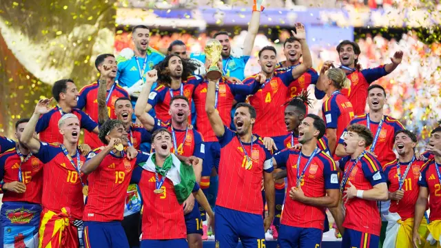 Los pilotos celebran el triunfo de La Roja