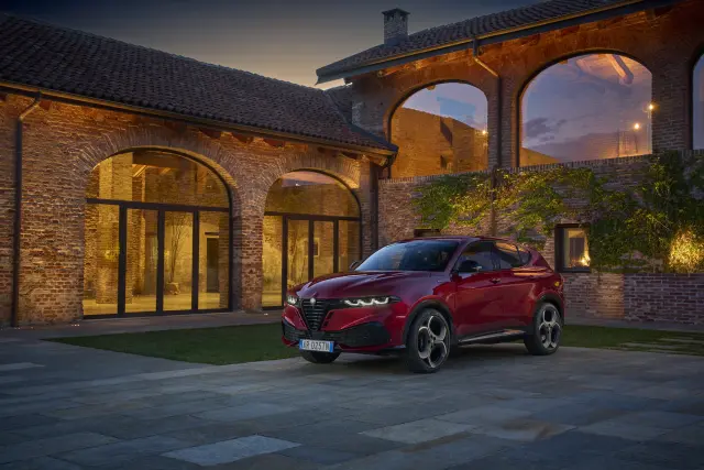 Estrena un Alfa Romeo Tonale desde 35.845 euros o por solo 230 euros al mes.