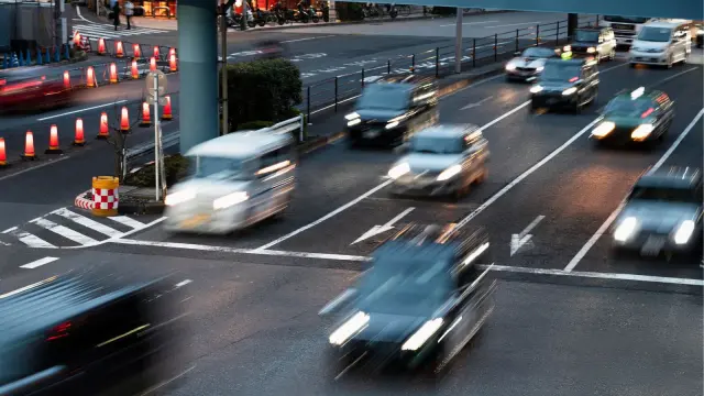 Vehículos circulando a gran velocidad por una carretera