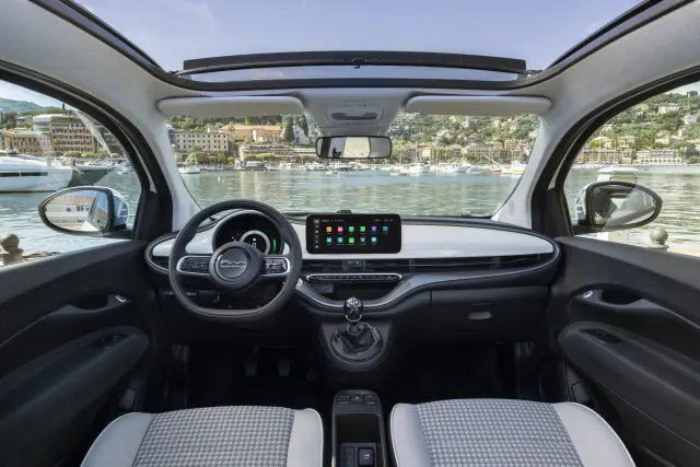 El Fiat 500 Hybrid una pantalla táctil de 10,25 pulgadas y un cuadro de instrumentos digital de 7 pulgadas.
