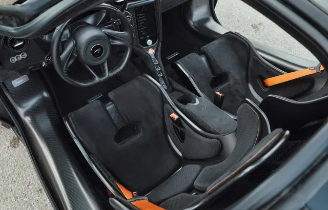 Los baquets del McLaren son como los de un GT3 de competición.