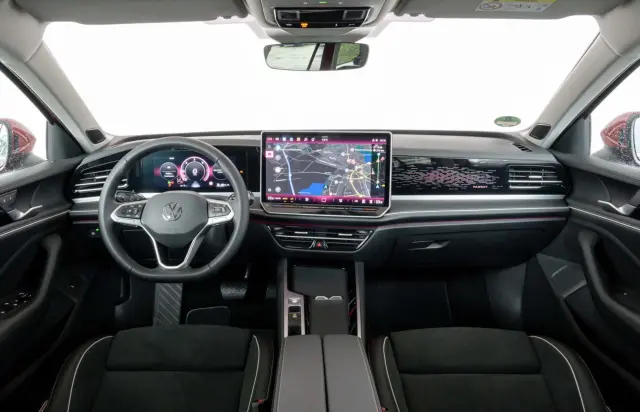 Un cockpit con acabados de calidad, y bien equipado. Manejo multimedia algo engorroso.