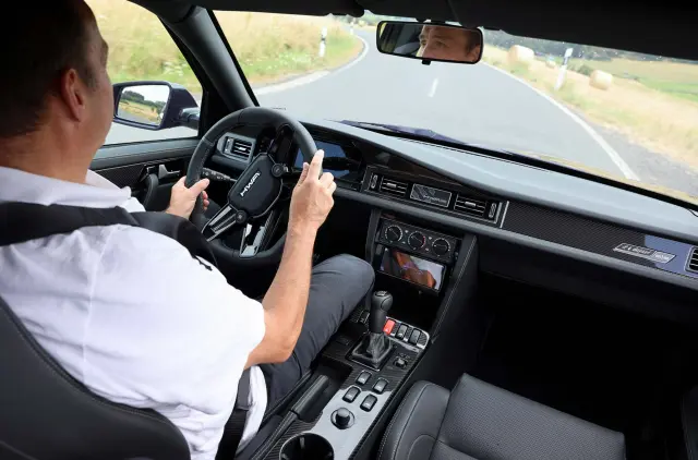 Ahora el cockpit es digital, pero mantiene el diseño clásico.