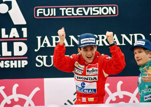 Ayrton Senna celebrando en el podio durante esa temporada