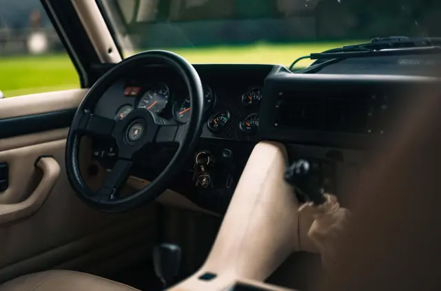 Cockpit estrecho, a pesar de sus dos metros.de ancho.