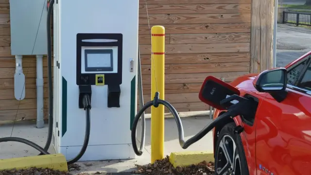 La producción de baterías y la electricidad generada con carbón no anulan la ventaja de eficiencia de los coches eléctricos.