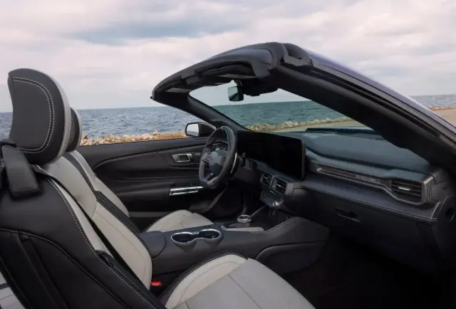 Así es el interior de este cabrio