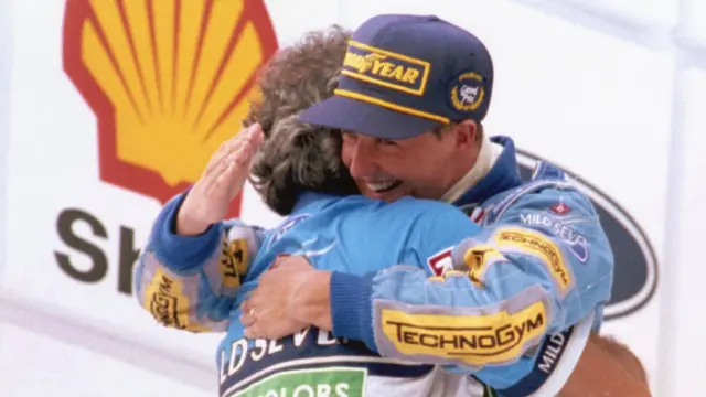 El abrazo de Michael Schumacher a Flavio Briatore en 1994