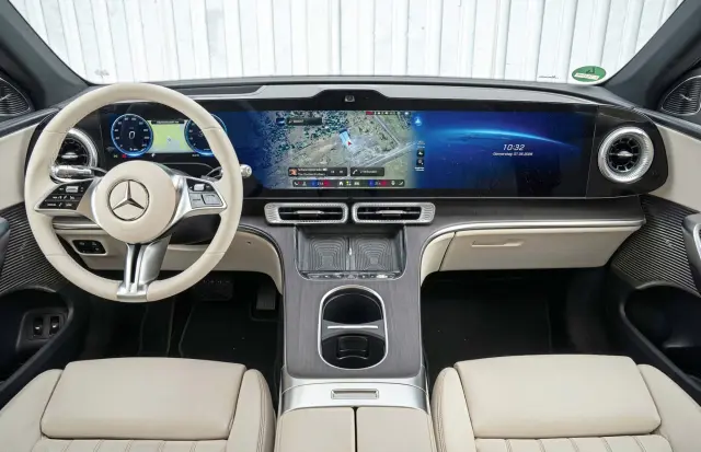 Cockpit del Mercedes.