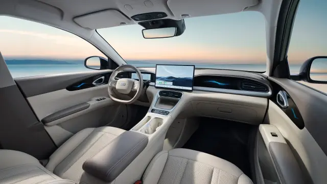 Interior del Geely E2.