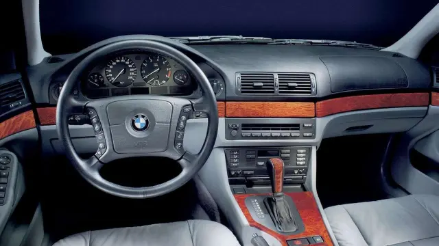 Interior de un BMW Serie 5 E39.