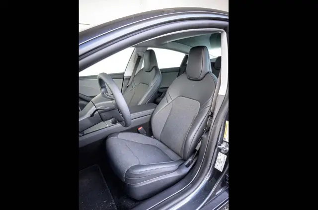 Los asientos del Model 3 son cómodos.