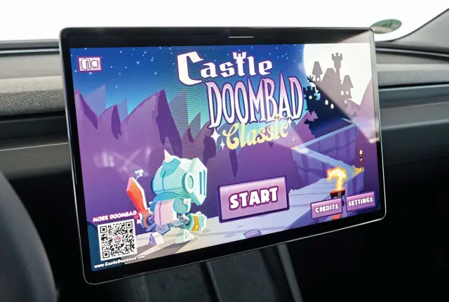 Desde la pantalla central puedes jugar mientras el coche se carga.