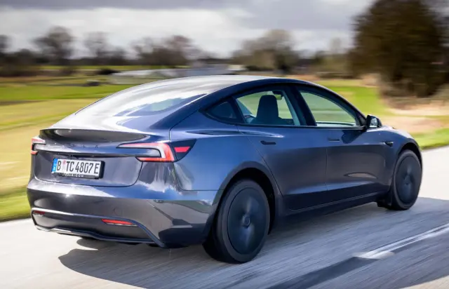 La zaga es inconfundiblemente Tesla.