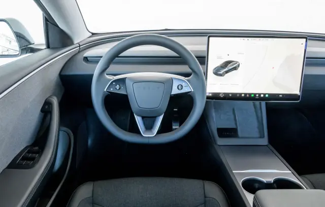 Cockpit minimalista.