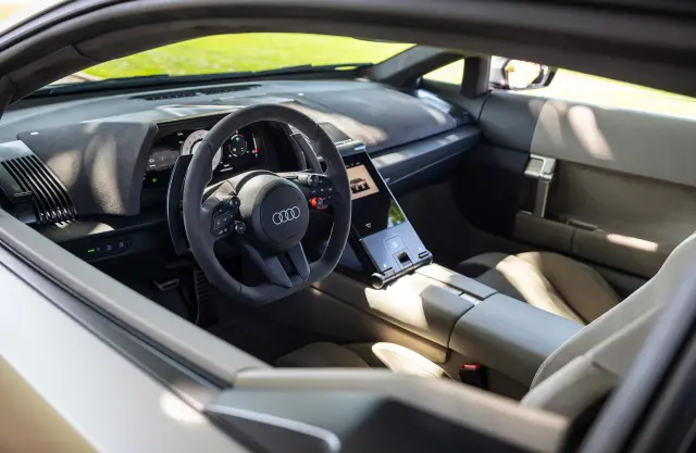 Cockpit altamente tecnológico, pero con las hechuras de un superdeportivo.