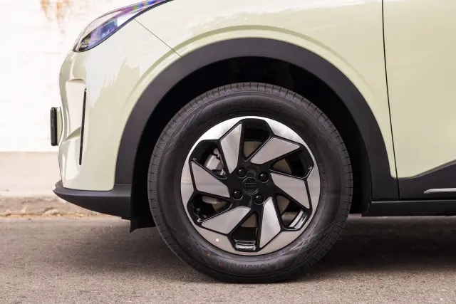 Geely E2