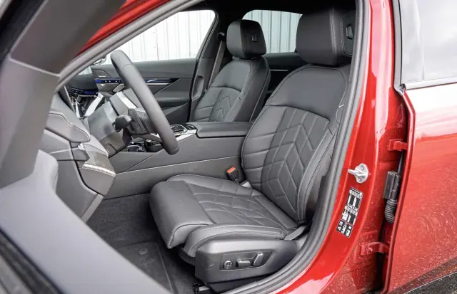 Los asientos del BMW recogen bien el cuerpo.