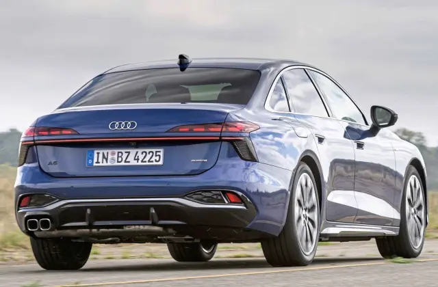 El Audi tiene un rodar confortable y prestacional.