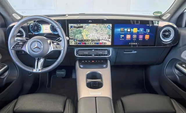 Cockpit con tres panrallas.