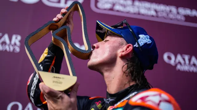 Pedro Acosta celebrando su primera victoria en MotoGP