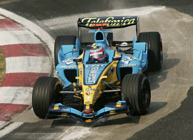 Fernando Alonso hizo historia subido en el R25