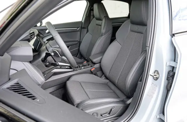 En las plazas delanteras del Audi hay más amplitud.