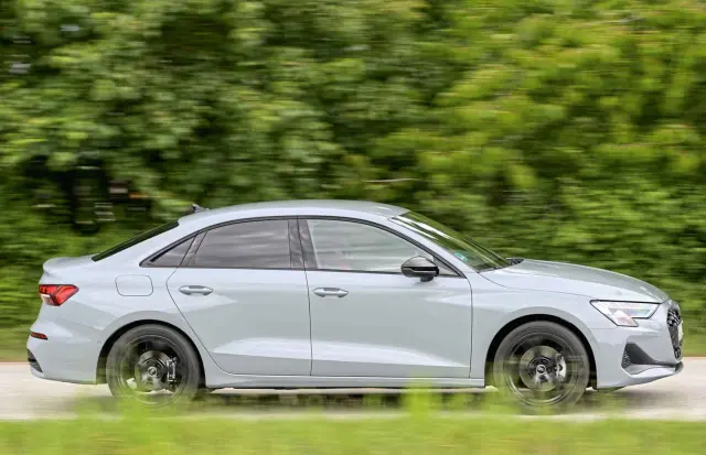 La silueta del Audi es más angulosa.