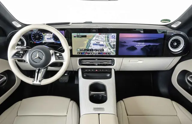 En el Mercedes predomina la enorme pantalla, que llega hasta el copiloto.