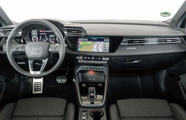 El cockpit del Audi es menos tecnológico, pero más racional.