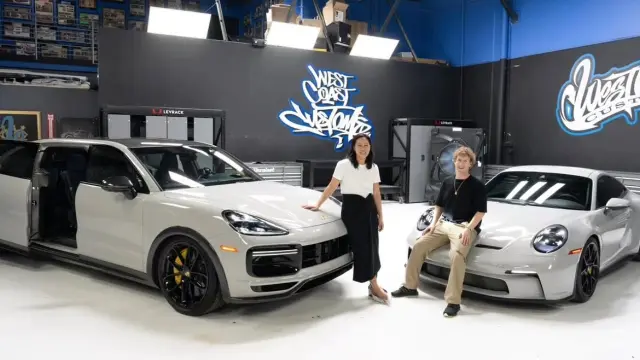 Mark Zuckerberg y su mujer con los dos Porsche a juego