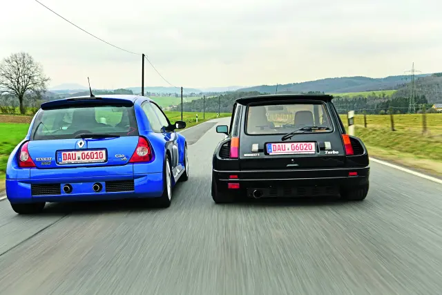 Renault 5 Turbo y un Clio V6 cara a cara