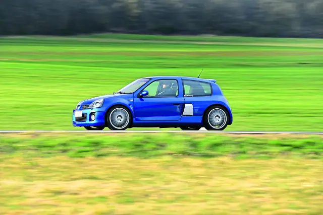 Renault 5 Turbo y un Clio V6 cara a cara