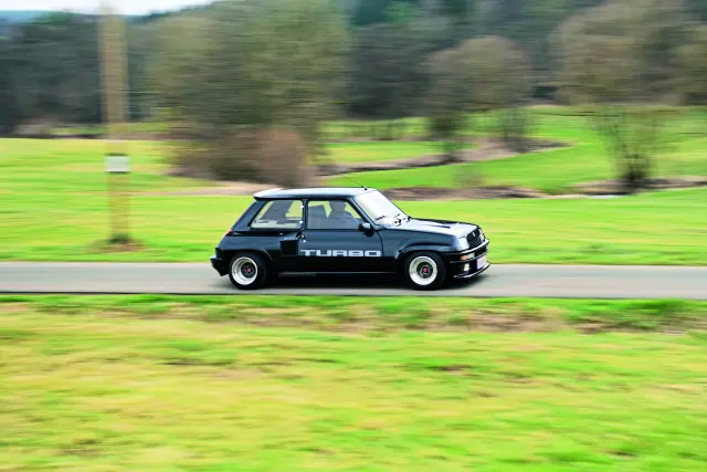 Renault 5 Turbo y un Clio V6 cara a cara