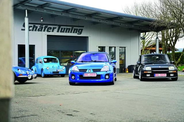 Renault 5 Turbo y un Clio V6 cara a cara