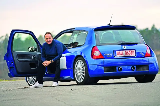 Renault 5 Turbo y un Clio V6 cara a cara