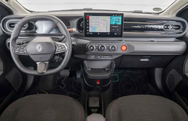 El cockpit es algo rústico, pero gana muchos puntos en conectividad.