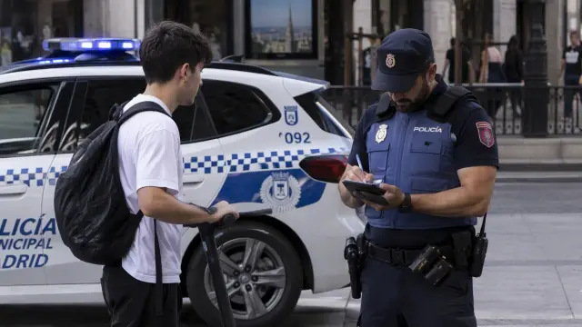 Policía multa al conductor de un VMP.