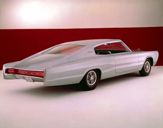 El Dodge Charger Concept II de 1965 adelantaba las líneas del modelo final que llegaría en 1966, con una carrocería tipo 'fastback'.