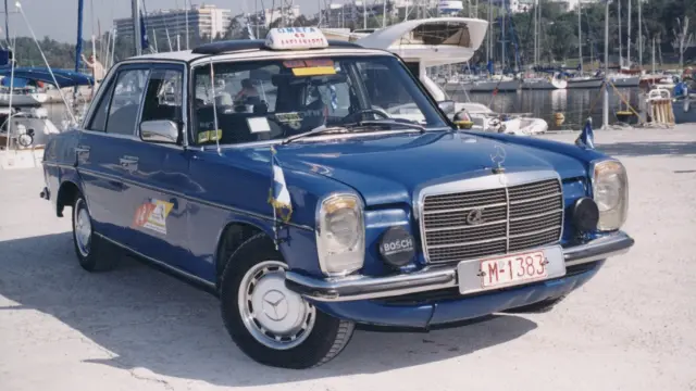 Este taxi y su conductor se han convertido en historia viva de Mercedes