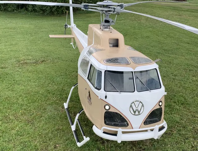 El acabado final con pintura bicolor crema y blanco queda bien tanto para la parte de furgoneta como la de helicóptero.