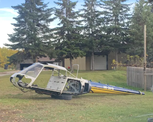 Por un lado encontró la cabina de un Airbus H125 y por otro la cola, partes que unió usando una excavadora.