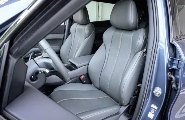 Asientos del BYD cómodos, pero con poco agarre.