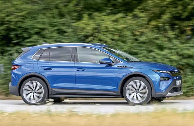 El Skoda tiene un comportamiento más equilibrado y frena mucho mejor.