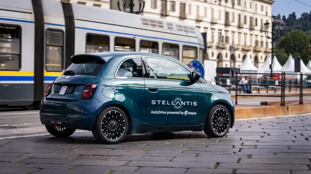 Sistema de conducción autónoma STLA AutoDrive powered by Wayve de Stellantis.