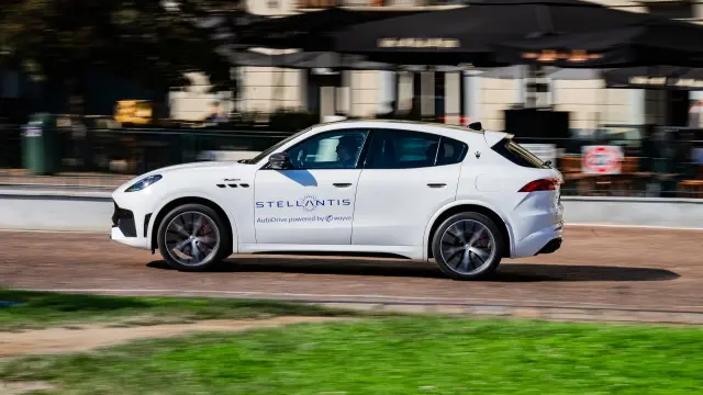 Sistema de conducción autónoma STLA AutoDrive powered by Wayve de Stellantis.